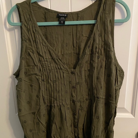 ❌SOLD❌ OLIVE OWL PLEATED TANK - Picture 3 of 5